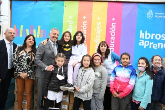 Lee más sobre el artículo “Libros para aprender”: Arcioni encabezó la primera entrega de textos a escuelas primarias de Chubut